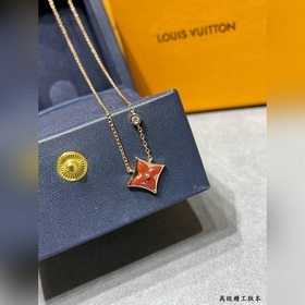 Красный рождественский кулон из перлам