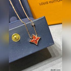 Красный рождественский кулон из перлам