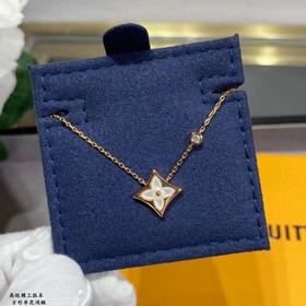 Квадратный кулон LV из розового золота