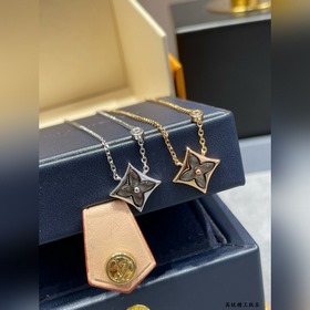Квадратный кулон LV из натурального се