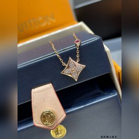 Колье LV с квадратной подвеской, полно