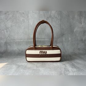 Новая модель из канваса с коричневыми