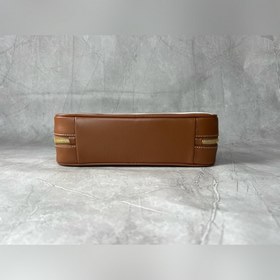 Новая модель из канваса с коричневыми 