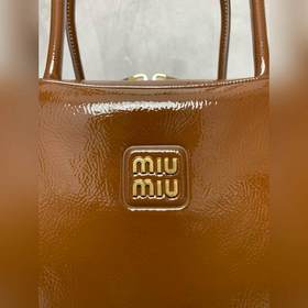 5BB117 — новая модель портфеля от Miu,