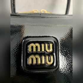 5BB117 — новая модель портфеля от Miu,