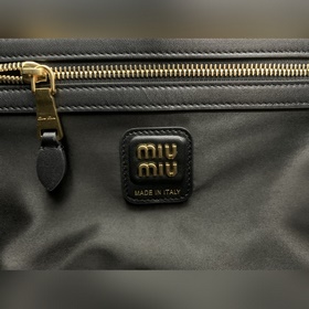 5BB117 — новая модель портфеля от Miu,