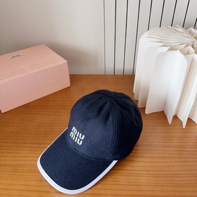 [Miumiu] Новая бейсболка из кашемира 