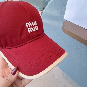 Новая бейсболка Miu с контрастной ока