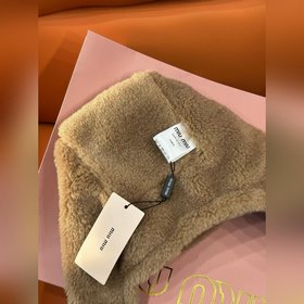MiuMiu ~ Популярная модель шапки «Лэй 