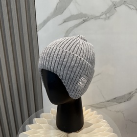 Новая вязаная шапка с ушами от Miu —