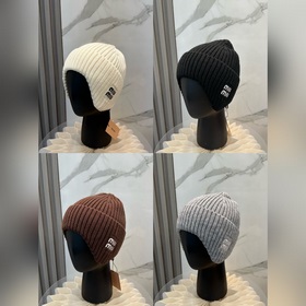 Новая вязаная шапка с ушами от Miu — 