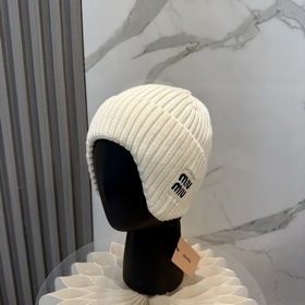 Новая вязаная шапка с ушами от Miu —