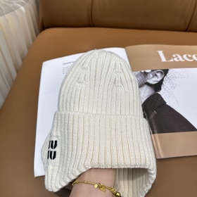 Новая вязаная шапка с ушами от Miu — 