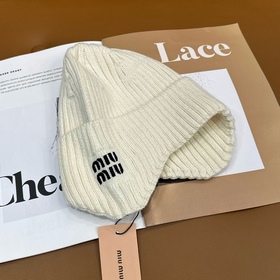 Новая вязаная шапка с ушами от Miu — 