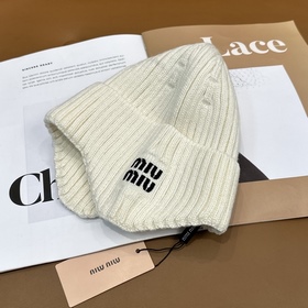 Новая вязаная шапка с ушами от Miu — 