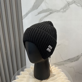 Новая вязаная шапка с ушами от Miu —