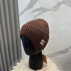 Новая вязаная шапка с ушами от Miu —