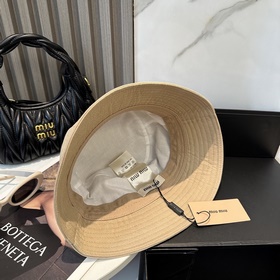 [Miumiu] Новая модель вышитой кепки-р