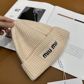 Хит продаж от Miu： вязаная шапка с выш