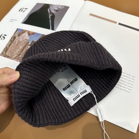 Хит продаж от Miu： вязаная шапка с выш