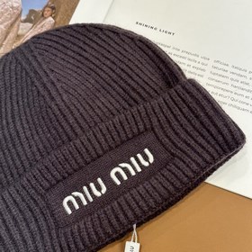 Хит продаж от Miu： вязаная шапка с выш