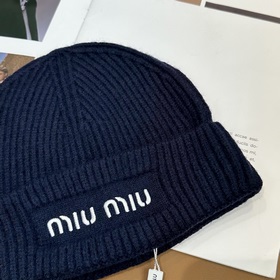 Хит продаж от Miu： вязаная шапка с выш