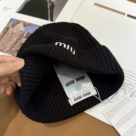 Хит продаж от Miu： вязаная шапка с выш