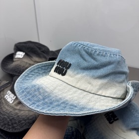 Джинсовая рыбацкая кепка Miu из весенн