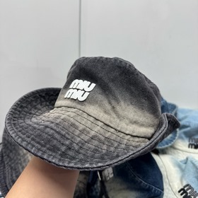 Джинсовая рыбацкая кепка Miu из весенн
