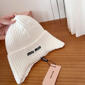 Хитовая вязаная шапка от Miu! Новинка,