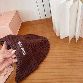 Хитовая вязаная шапка от Miu! Новинка,
