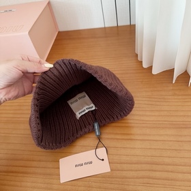 Хитовая вязаная шапка от Miu! Новинка,