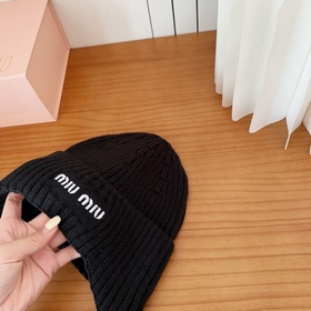 Хитовая вязаная шапка от Miu! Новинка,