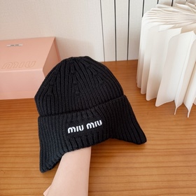 Хитовая вязаная шапка от Miu! Новинка,