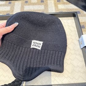 Шерстяная шапка Miu из осенне-зимней к