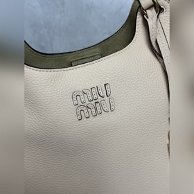 5BA304 Новая модель сумки-тоут от Miu,