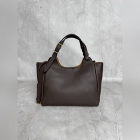 5BA304 Новая модель сумки-тоут от Miu,