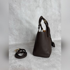 5BA304 Новая модель сумки-тоут от Miu,