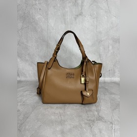 5BA304 Новая модель сумки-тоут от Miu,