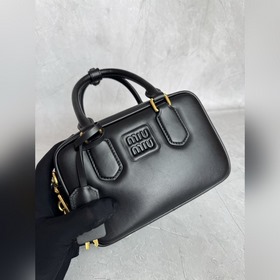 5BB123 Черная кожа Размер： 19×13×6 М