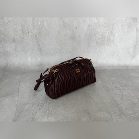 5BF130 — новая модель рюкзака Miu в фо