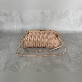 5BF130 — новая модель рюкзака Miu в фо