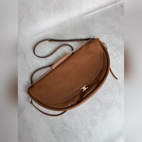 Soft Triomphe Halfmoon — модная сумка
