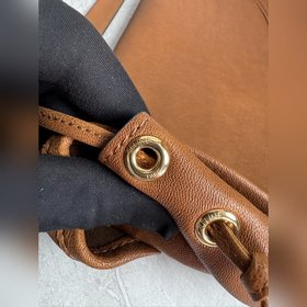 Soft Triomphe Halfmoon — модная сумка 