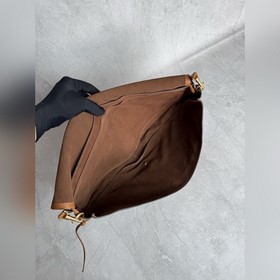 Soft Triomphe Halfmoon — модная сумка 