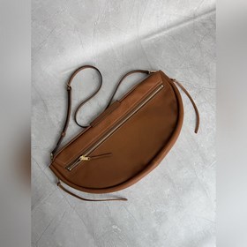 Soft Triomphe Halfmoon — модная сумка 