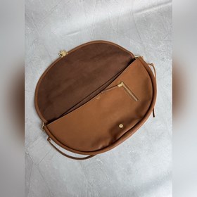 Soft Triomphe Halfmoon — модная сумка 