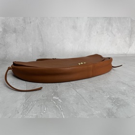 Soft Triomphe Halfmoon — модная сумка 