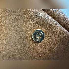 Soft Triomphe Halfmoon — модная сумка 