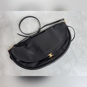 Soft Triomphe Halfmoon — модная сумка